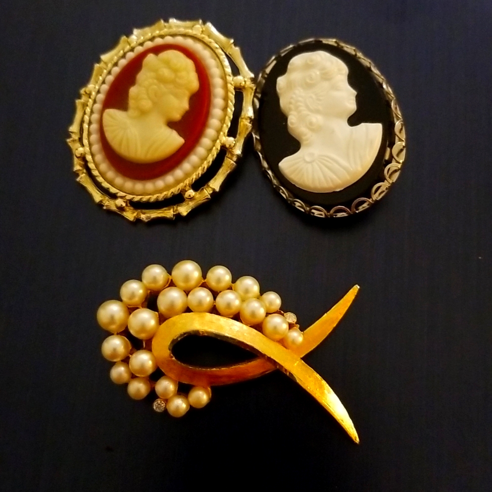 Vintage 2 Cameos And One Bsk Brooch 40$